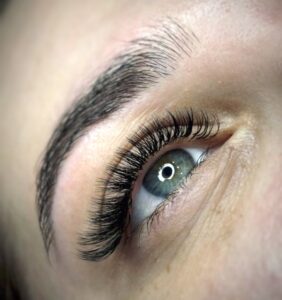 Profesjonalna stylizacja i regulacja brwi w Syrenka Toruń