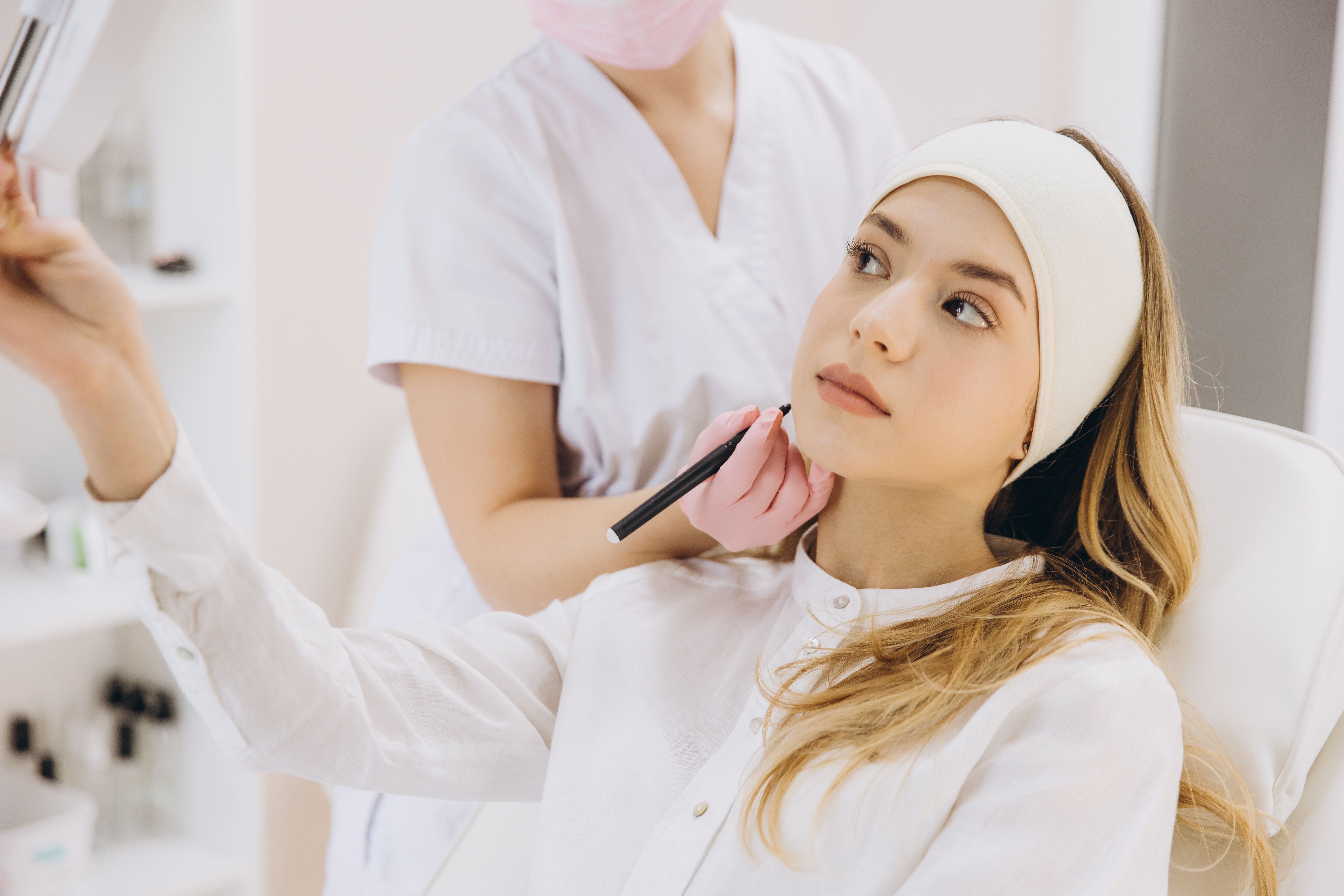 Profesjonalna stylizacja i regulacja brwi w Marzia Clinic Toruń