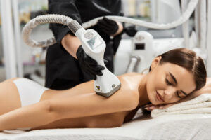 Zabieg endermologii na udach wykonywany urządzeniem podciśnieniowym.