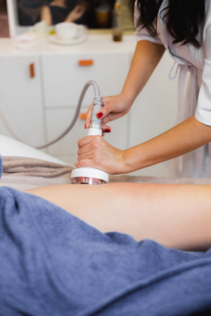 Liposukcja ultradźwiękowa – nowoczesna metoda modelowania sylwetki bez bólu.
