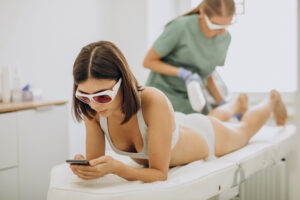 Zabieg depilacji laserowej wykonywany profesjonalnym urządzeniem w salonie kosmetycznym